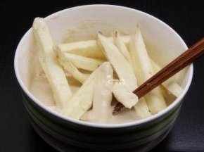 把薯条加入，均匀裹上浆糊；