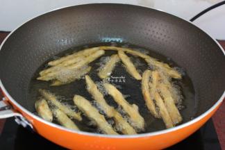 炸至微黄，薯条全部浮上来即可捞出；PS：每次不能炸太多，我分了三次炸。