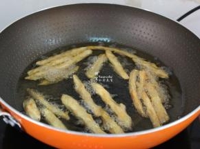 炸至微黄，薯条全部浮上来即可捞出；PS：每次不能炸太多，我分了三次炸。