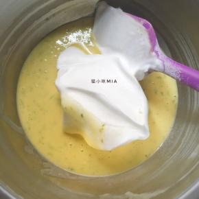 先将三分之一蛋白加入蛋黄糊中，混合均匀