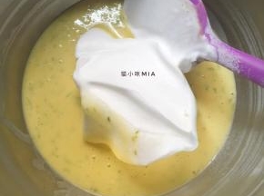 先将三分之一蛋白加入蛋黄糊中，混合均匀