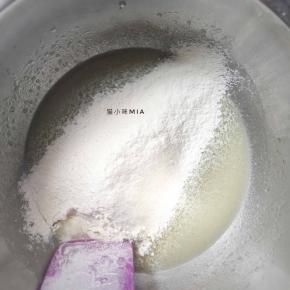 柠檬水和玉米油放入碗中，充分搅拌均匀，再筛入低粉，Z字搅拌均匀