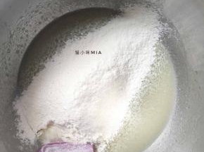 柠檬水和玉米油放入碗中，充分搅拌均匀，再筛入低粉，Z字搅拌均匀