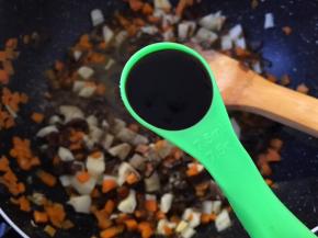 加入一勺生抽入锅调味