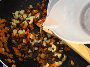 加入适量水煮沸后中火