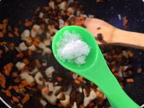 加入一勺盐入锅中调味