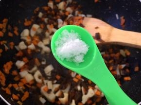 加入一勺盐入锅中调味