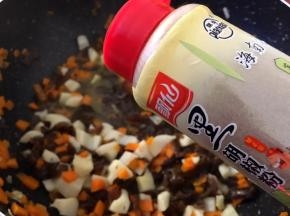 加入适量黑胡椒粉调味