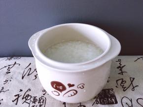 将大米淘洗干净用开水泡，在煮熟