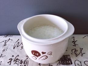 将大米淘洗干净用开水泡，在煮熟