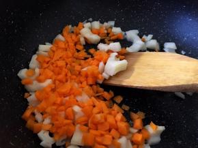 锅里放油烧热，将藕丁，胡萝卜丁放入锅中翻炒