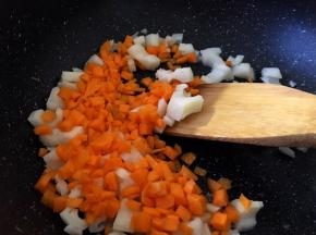 锅里放油烧热，将藕丁，胡萝卜丁放入锅中翻炒