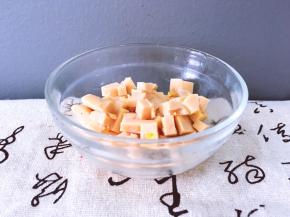 将玉米肠切成小块用碗装好