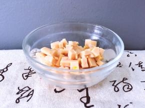 将玉米肠切成小块用碗装好