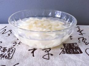 将莲藕去皮洗净切成小块泡水