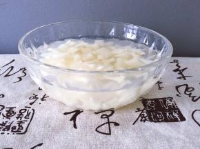 将莲藕去皮洗净切成小块泡水