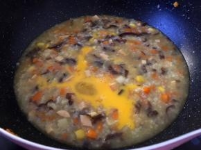 鸡蛋打散淋入锅中煮开即可