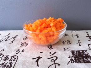 将胡萝卜去皮洗净切丁