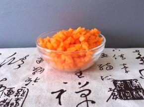将胡萝卜去皮洗净切丁
