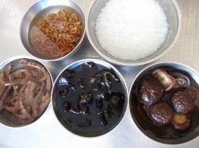 香菇、黑木耳、冬笋、海米都提前泡发，糯米前提半天泡水