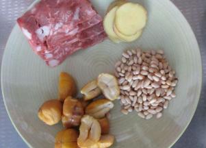 另备好其它配料：培根、板栗、松仁和姜