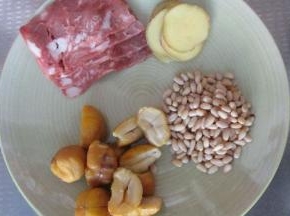 另备好其它配料：培根、板栗、松仁和姜