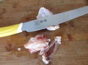 鸡翅中洗净刀把两端的筋切断
