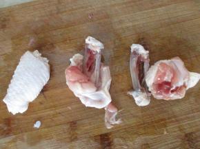 把大头一端拨开，顺着骨头往下推，就可以轻松脱骨了