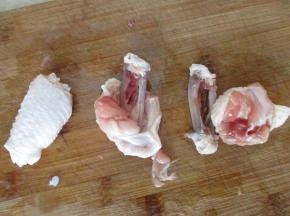 把大头一端拨开，顺着骨头往下推，就可以轻松脱骨了