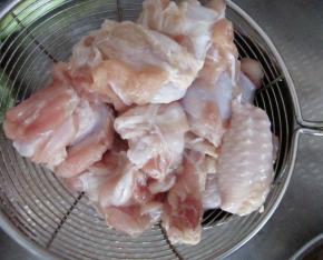 然后放到网筛上控掉水分