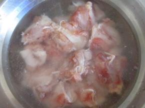 脱骨的鸡翅就这个翻着用水冲洗，把血水洗掉