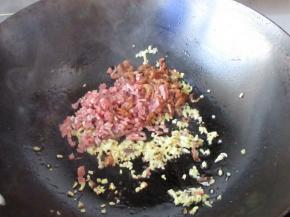 锅中放少许油，炒香姜末后下培根炒香