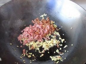 锅中放少许油，炒香姜末后下培根炒香