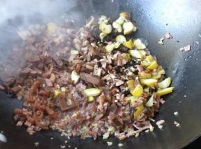 然后把除松子外的其他配料全部放进去翻炒