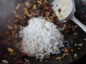 泡好的糯米滤水倒入锅中