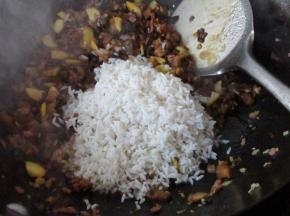 泡好的糯米滤水倒入锅中