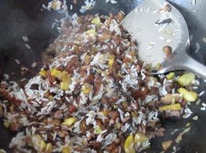 翻炒2--3分钟，期间可以适当加一点水，糯米炒了以后会更入味，也容易熟