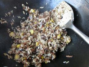 翻炒均匀晾凉备用