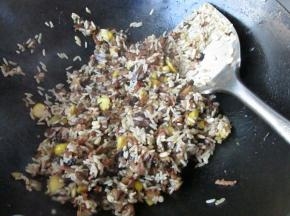 翻炒均匀晾凉备用