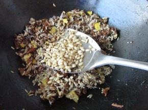 最后把松仁放入