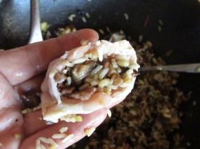 把晾凉的八宝料塞到鸡翅里，不要填太满，7分满即可，米蒸了之后会膨胀，太满会把鸡翅撑破