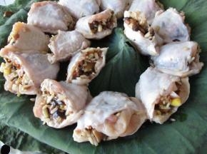 荷叶铺在盘子上，酿好的鸡翅放入，并用荷叶包裹住，然后大火蒸40分钟