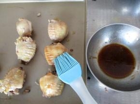 蒸好的鸡翅放入烤盘中，刷一点蜜醋汁。蜜醋汁配比：蜂蜜1勺、白醋1勺，生抽半勺，搅拌均匀即可