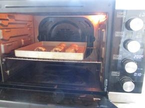 烤箱上火200度、下火170度预热后，入烤箱烤10分钟