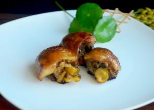 烤好的八宝酿鸡翅，外皮经过最后的高温烤，香味更浓郁，里面的馅软糯香滑，虽然费点功夫，但是很好吃啦