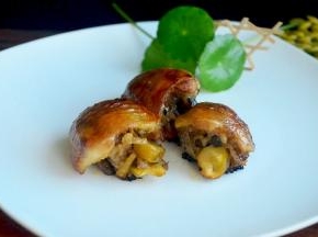 烤好的八宝酿鸡翅，外皮经过最后的高温烤，香味更浓郁，里面的馅软糯香滑，虽然费点功夫，但是很好吃啦