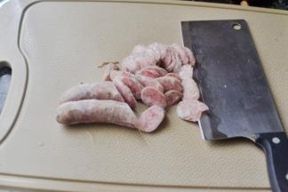 香肠切薄片，我用了2根可以炒一大盘（花了我16元，肉疼）