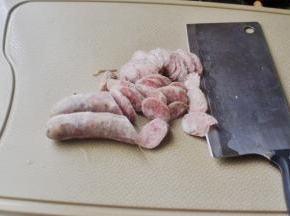 香肠切薄片，我用了2根可以炒一大盘（花了我16元，肉疼）