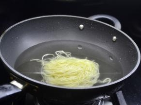 冷水将碱面放入烧开即可捞起过凉备用