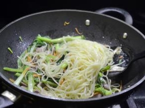 然后将加工好的碱面和其他的调料放入一起炒